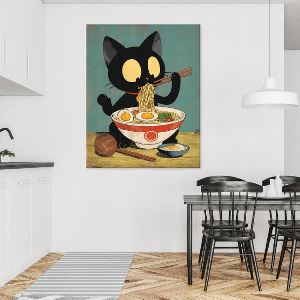 Wandbild mit einer Illustration einer schwarzen Katze, die Ramen isst, aufgehängt in einem modernen Esszimmer über einem Holzesstisch.