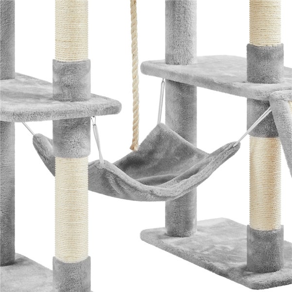 Detailansicht eines Katzenkratzbaums mit Liegeflächen und Sisalstämmen