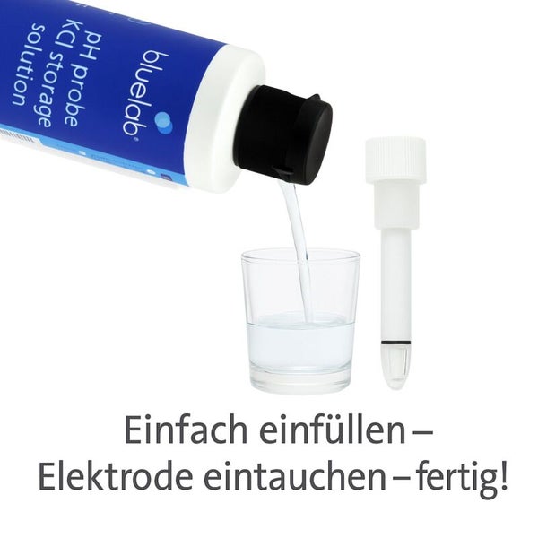 Bluelab pH-Elektroden Aufbewahrungslösung wird in ein Glas gegossen, daneben eine pH-Elektrode