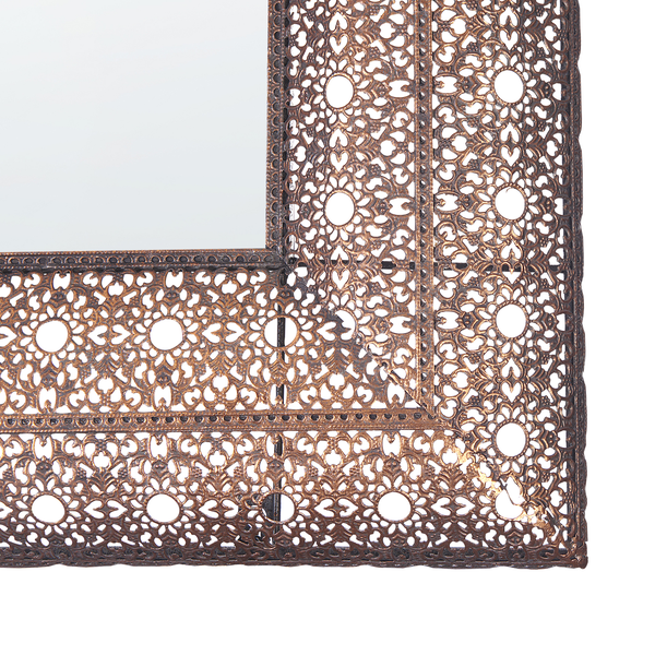 Wandspiegel mit kunstvollem, durchbrochenem Metallrahmen in orientalischer Optik.