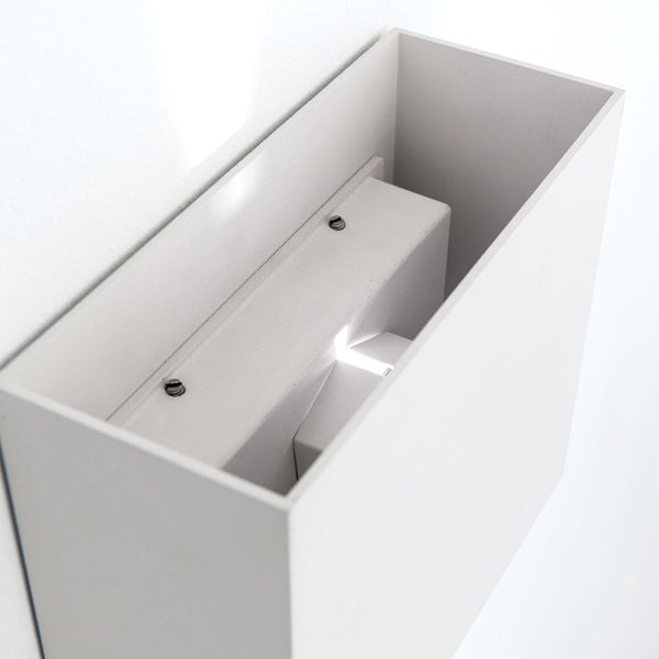 Rechteckige Wandleuchte in minimalistischem Design mit Blick auf das Gehäuseinnere und die Montageplatte.