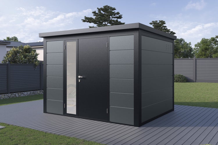 Modernes Gartenhaus aus Metall mit Flachdach und seitlichem Glaseinsatz in der Tür, aufgestellt auf einer Terrasse im Garten.