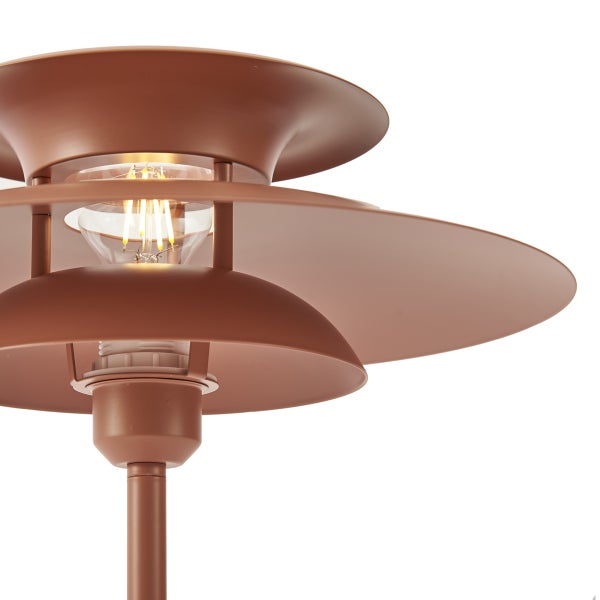 Moderne rötlich-braune Metallleuchte mit mehrschichtigen Schirmen und sichtbarem LED-Filament-Leuchtmittel.