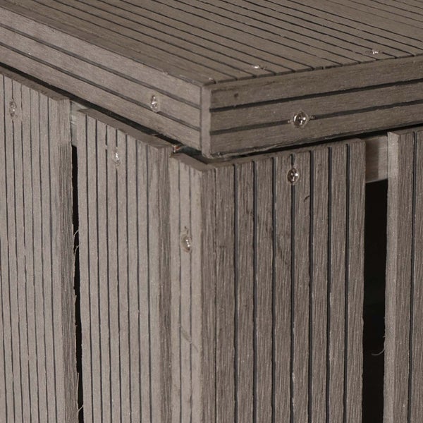 Detailansicht einer Holzterrasse mit Schrauben