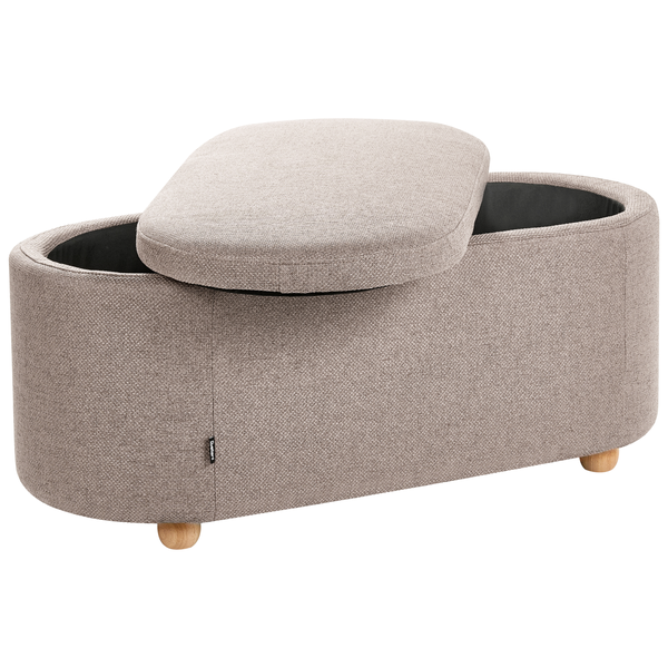 Ovale Sitztruhe mit Stoffbezug, Holzfüßen und aufklappbarem, gepolstertem Deckel.