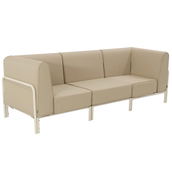 Beiges Drei-Sitzer Lounge-Sofa mit weißem Metallgestell und Polsterkissen.