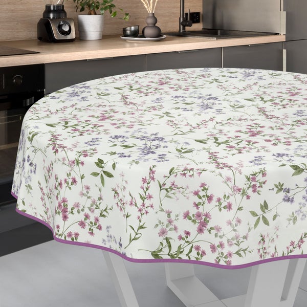 Runde Tischdecke mit Blumenmuster auf einem Küchentisch