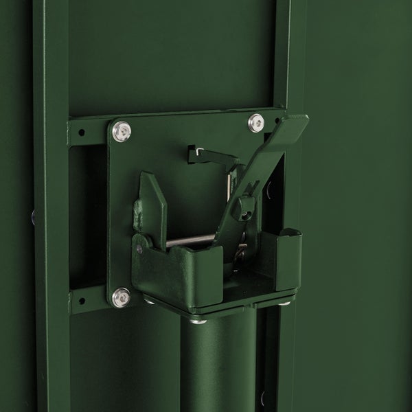 Schnappschloss-Mechanismus aus grünem Metall für eine Festzeltgarnitur, Detailansicht der Verriegelung.