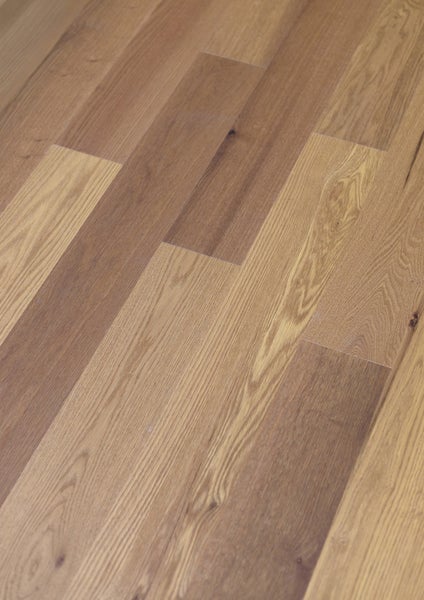 Parkettboden mit natürlicher Holzmaserung und sichtbarer Struktur.