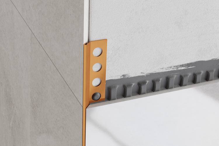 Fliesenschiene aus Metall mit runden Aussparungen