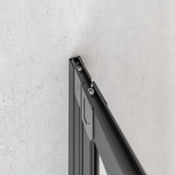 Detailansicht eines schwarzen Duschrahmens, der an einer Wand befestigt ist.