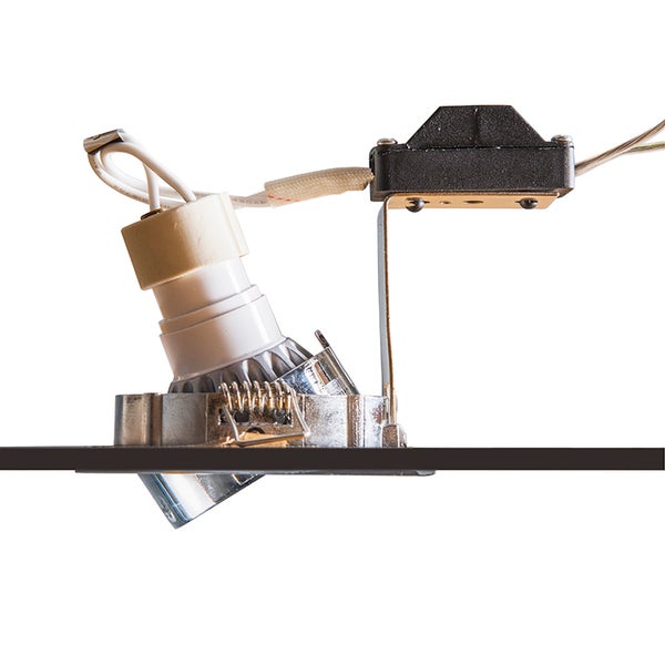 Seitenansicht eines verstellbaren Einbaustrahlers mit Montagefedern, Verkabelung und Anschlussbox.
