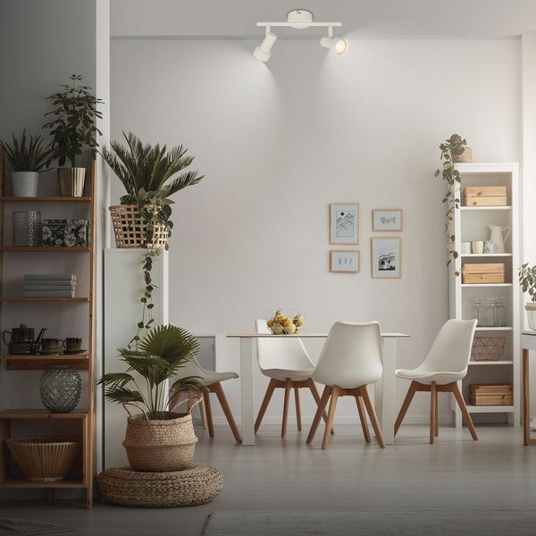 Weißer 2-flammiger Deckenstrahler in einem hellen, modernen Esszimmer mit Holzmöbeln und Zimmerpflanzen.