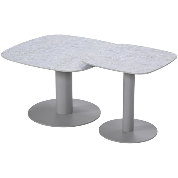 Zweiteiliges Couchtisch-Set mit Tischplatten in Betonoptik und runden Standfüßen in verschiedenen Höhen.