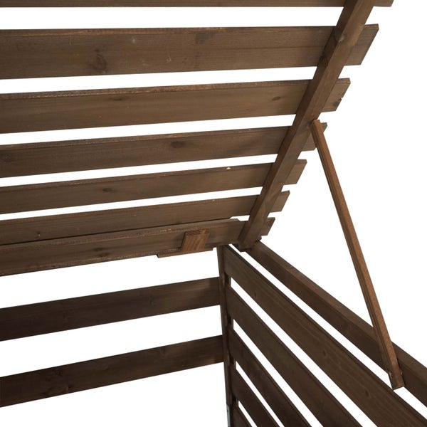 Detailansicht des Holzschuppenbaus mit Dachlatten