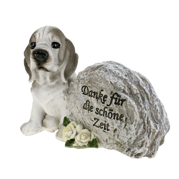 Hund Denkmal mit Gravur und Rosen als Gartendekoration