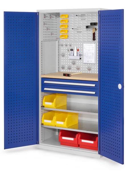 Werkzeugschrank mit zwei offenen Türen, Regalböden, Schubladen und verschiedenfarbigen Aufbewahrungsboxen.