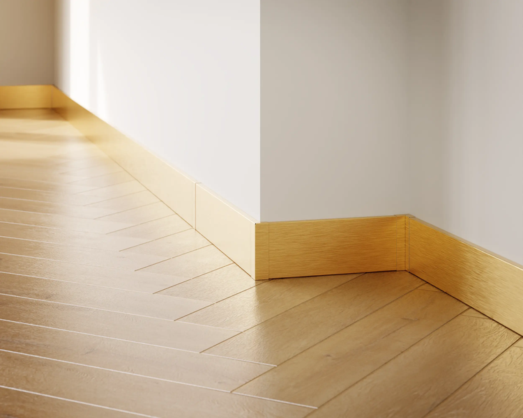 Eckansicht eines Raumes mit Holzfußboden und passenden Sockelleisten