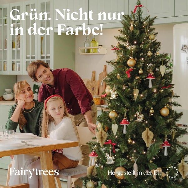 Familie beim weihnachtlich geschmückten FairyTrees Weihnachtsbaum in der Küche