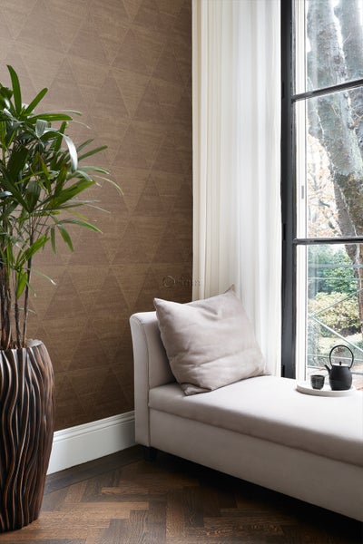 Wohnzimmer mit gemusterter Tapete, Liege und Topfpflanze für eine gemütliche Atmosphäre