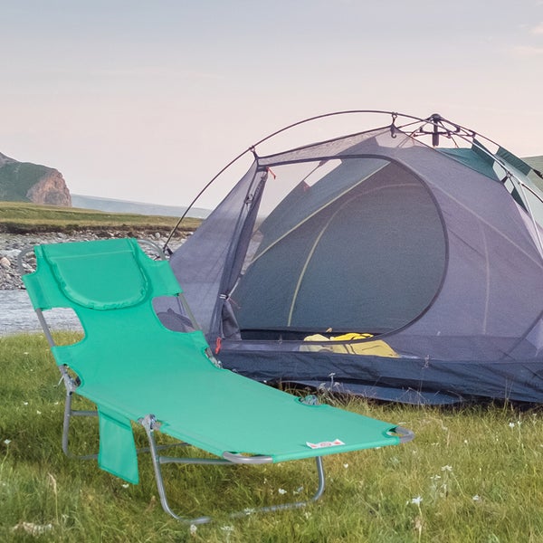 Werkzeugwagen mit geöffneten Schubladen, gefüllt mit Werkzeugen wie Schraubendrehern, Zangen und Schraubenschlüsseln