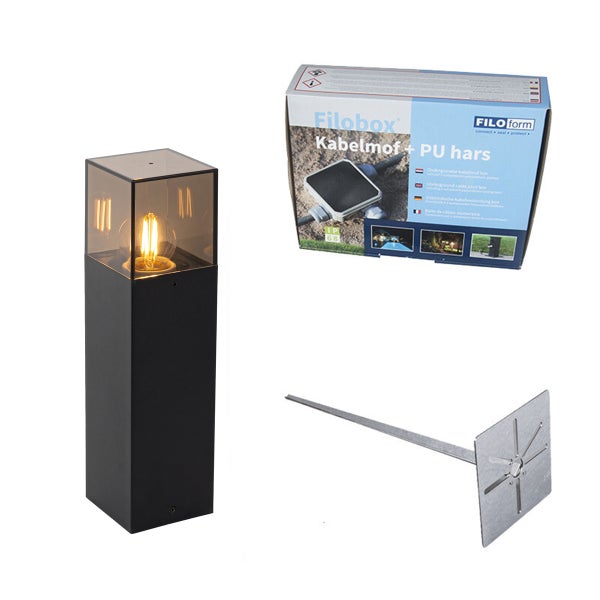 Schwarze Wegeleuchte mit Filament-Leuchtmittel, Kabelmuffe und Erdspieß.