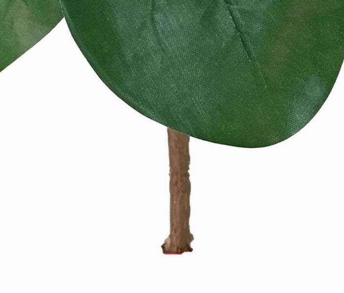 Nahaufnahme von künstlichen Palmblättern für Dekorationszwecke.