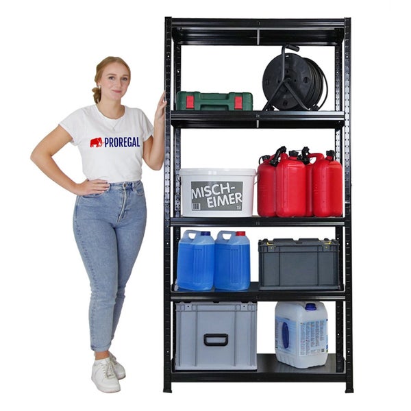 Schwarzes Metallregal mit fünf Regalböden, beladen mit verschiedenen Behältern und Werkzeugen.