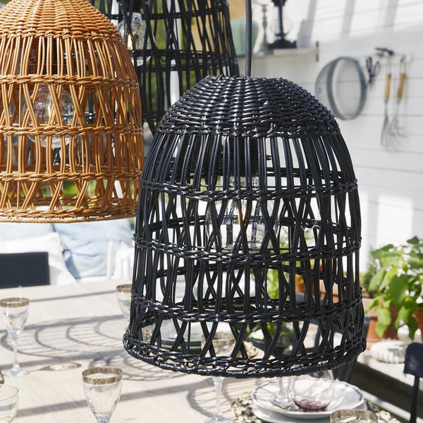 Rattan Hängeleuchten über einem Esstisch im Freien