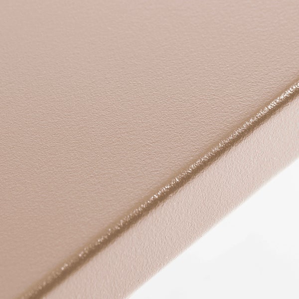 Detailansicht einer strukturierten Oberfläche mit abgerundeter Kante.