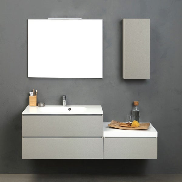 Modernes Badezimmer mit Waschtisch, Spiegel und Hochschrank.