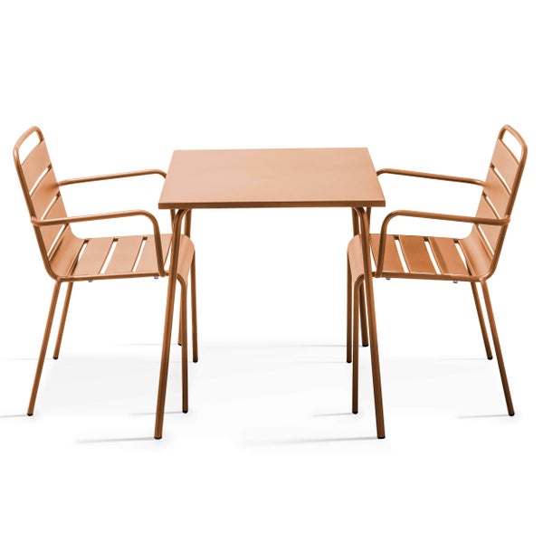 Orangefarbenes Gartenset aus Metall mit quadratischem Tisch und zwei Stühlen mit Armlehnen.