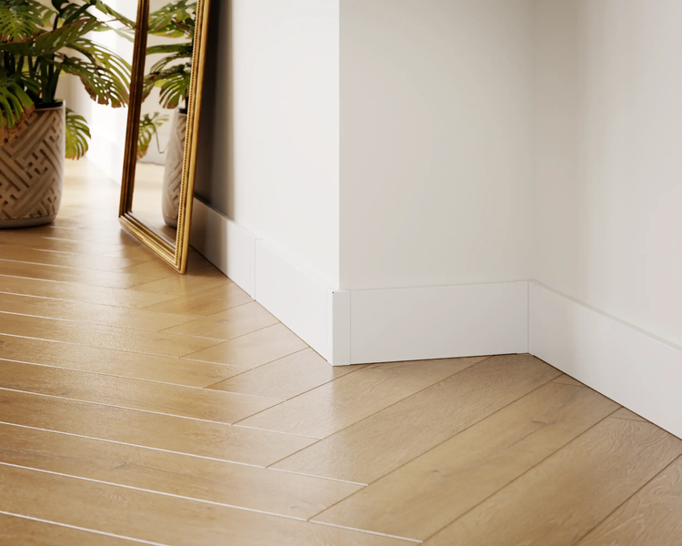 Innenraumszene mit Holzboden im Fischgrätmuster und weißen Fußleisten