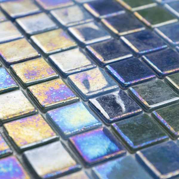 Mosaikfliesen in quadratischer Form mit schimmernder und strukturierter Oberfläche für Wandverkleidungen