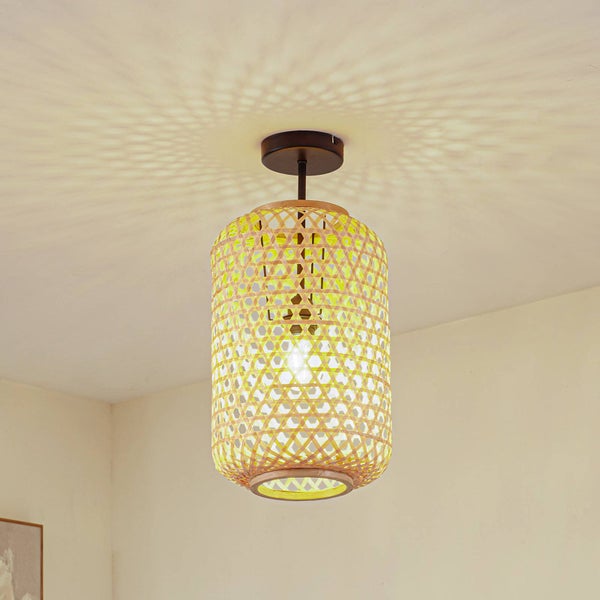 Deckenleuchte mit zylindrischem Schirm aus geflochtenem Bambus, wirft ein Gittermuster an die Decke.