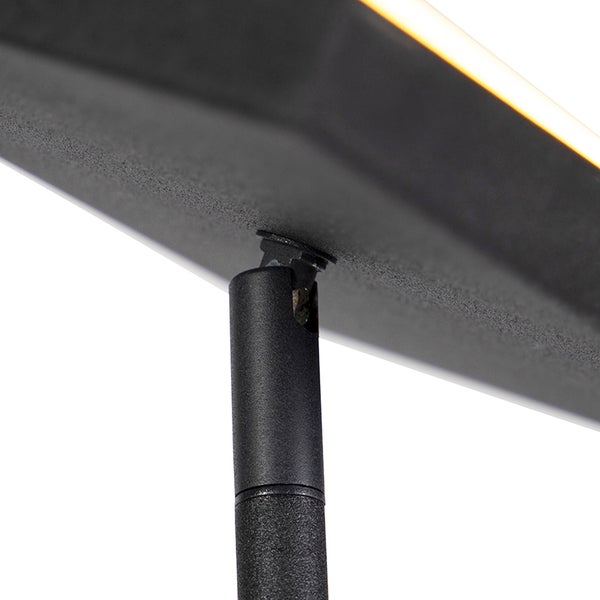 Detailaufnahme eines Heizstrahlers mit schwarzem Standfuß