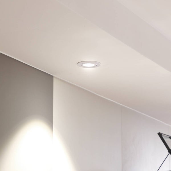 In die Decke eingebauter, runder LED-Einbaustrahler in einem modernen, hellen Raum.
