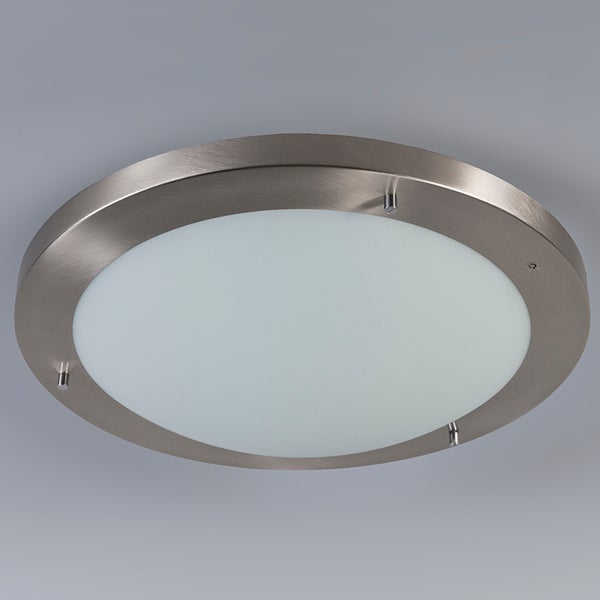 Runde Deckenleuchte aus Metall mit einer matten Glasabdeckung.