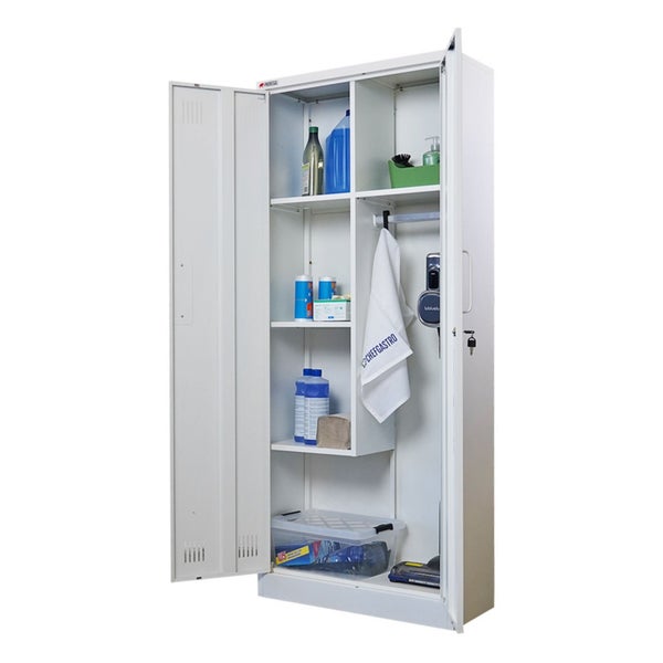 Geöffneter Stahlschrank mit Fachböden und diversen Reinigungsutensilien.