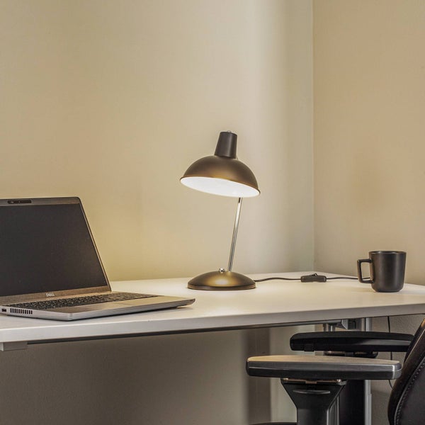 Schreibtisch mit Lampe, Laptop und Tasse