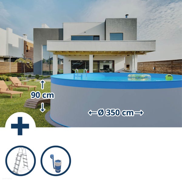 Aufstellpool mit Leiter und Reinigungszubehör im Garten