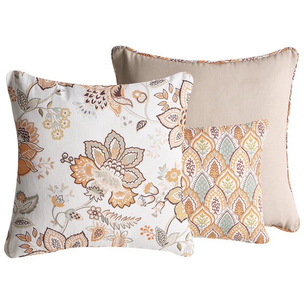 Drei dekorative Kissen mit unterschiedlichen Mustern