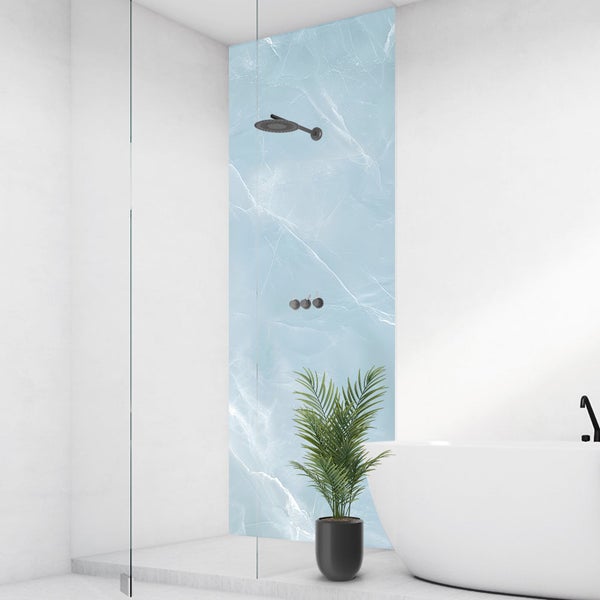 Modernes Badezimmer mit ebenerdiger Dusche, hellblauer Duschrückwand in Marmor-Optik, Glaswand, schwarzen Armaturen und weißer Badewanne.