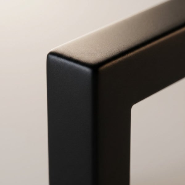 Detailaufnahme eines quadratischen Metallprofils mit matter Oberfläche für Möbelbau oder Rahmenkonstruktionen