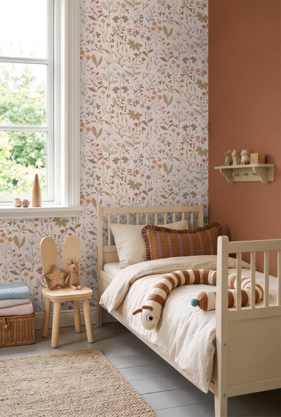 Kinderzimmer mit Holzbett, floraler Tapete, terracottafarbener Wand und einem Holzstuhl in Hasenform.