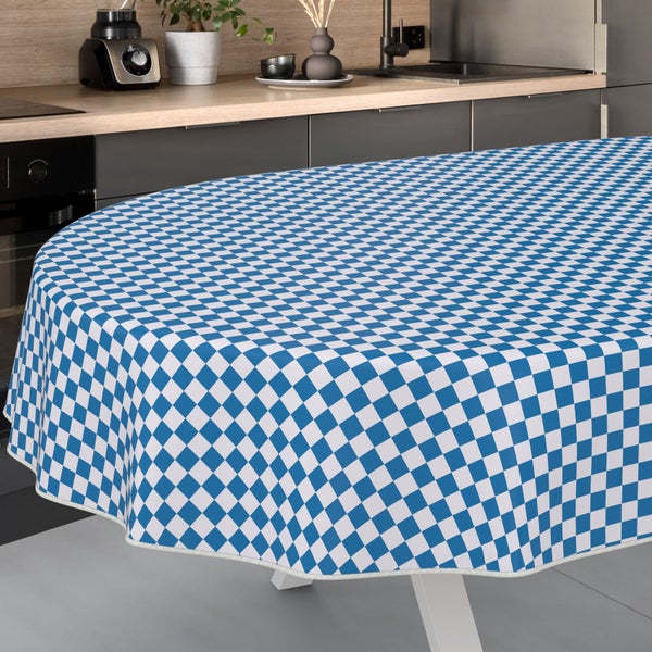 Tisch mit blau-weiß karierter Tischdecke in der Küche.