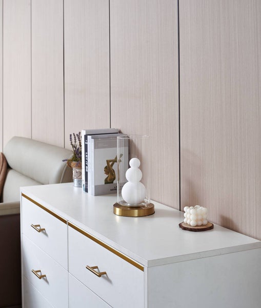 Kommode mit Schubladen, Dekorationen und Büchern darauf