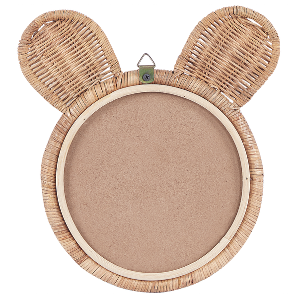 Rückansicht einer runden Wanddekoration aus Rattan in Tierform mit Ohren und Metallaufhänger.