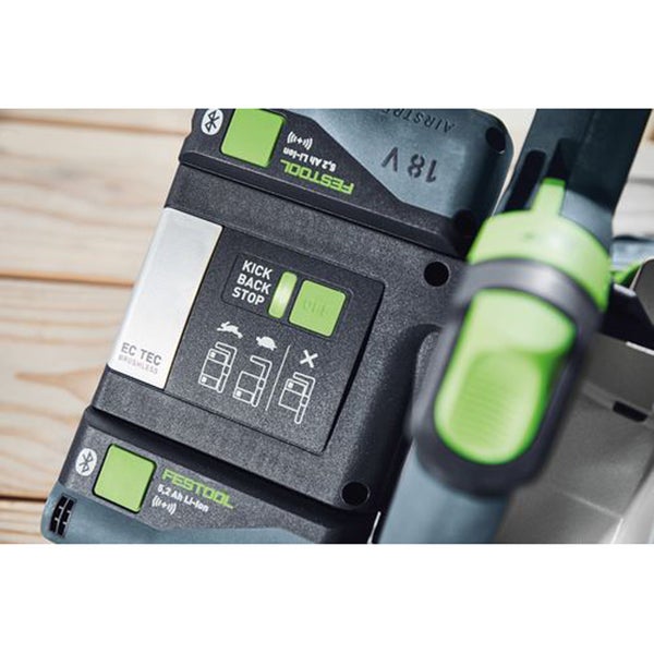 Nahaufnahme eines Festool Elektrowerkzeugs mit zwei 18 Volt Lithium-Ionen Akkus, bürstenlosem Motor und Kickback-Stop Funktion.