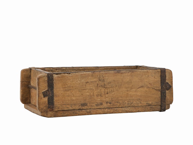 Holzkiste mit Metallverstärkung